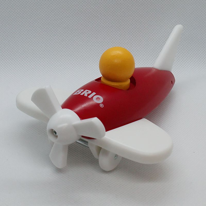 rotes Flugzeug aus Holz